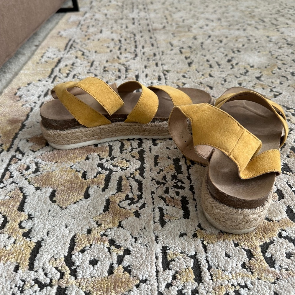 Target platform yellow